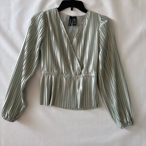 Fun & Flirt Pleated V-Neck Blouse - Light Green. Size XS. INV25/201